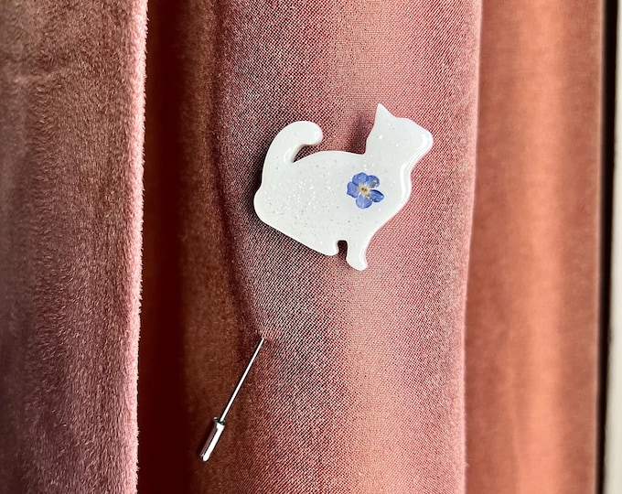 WHITE CAT PIN