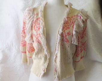 Cárdigan romántico con volantes y corazones de rosas en beige, rosa y naranja de Free People. Talla S/P. Cárdigan femenino.