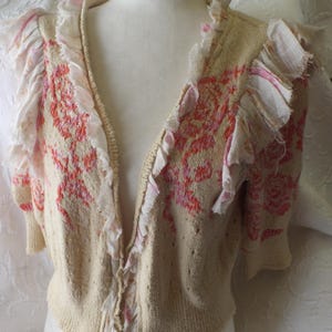 Kofta Romantisk Tröja med Volanger och Rosor Hjärtan i Beige, Rosa och Orange från Free People Storlek S/P Feminin Kofta bild 6