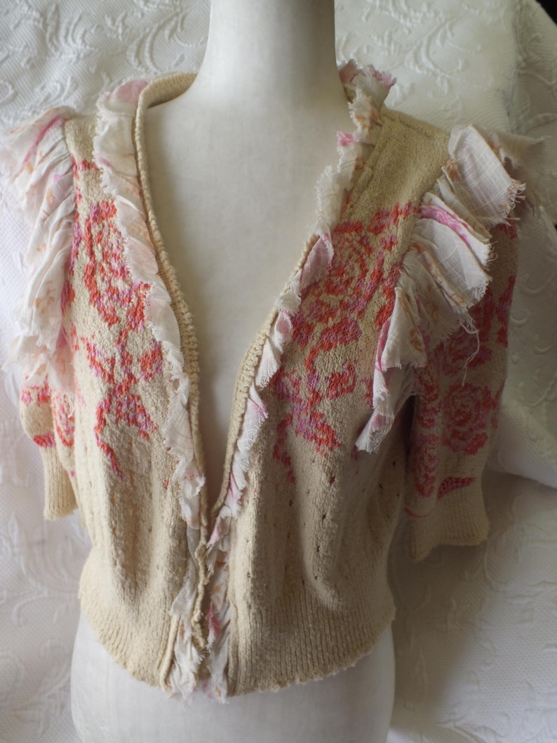 Kofta Romantisk Tröja med Volanger och Rosor Hjärtan i Beige, Rosa och Orange från Free People Storlek S/P Feminin Kofta bild 6