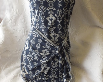 Strickblaues und weißes ärmelloses Kleid mit Hüftbindungsdetail - eng anliegendes kurzes Kleid, geometrisches Muster von Anthropologie