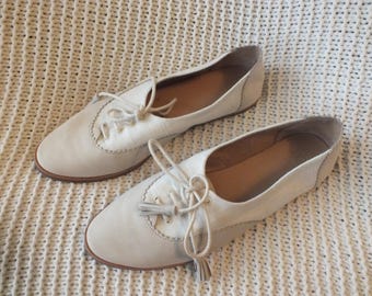 Women's Oxford Classic Shoes in Cream  Size 10