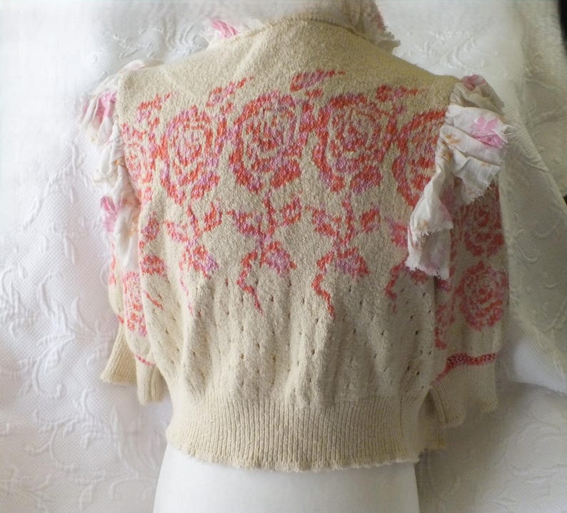 Kofta Romantisk Tröja med Volanger och Rosor Hjärtan i Beige, Rosa och Orange från Free People Storlek S/P Feminin Kofta bild 2