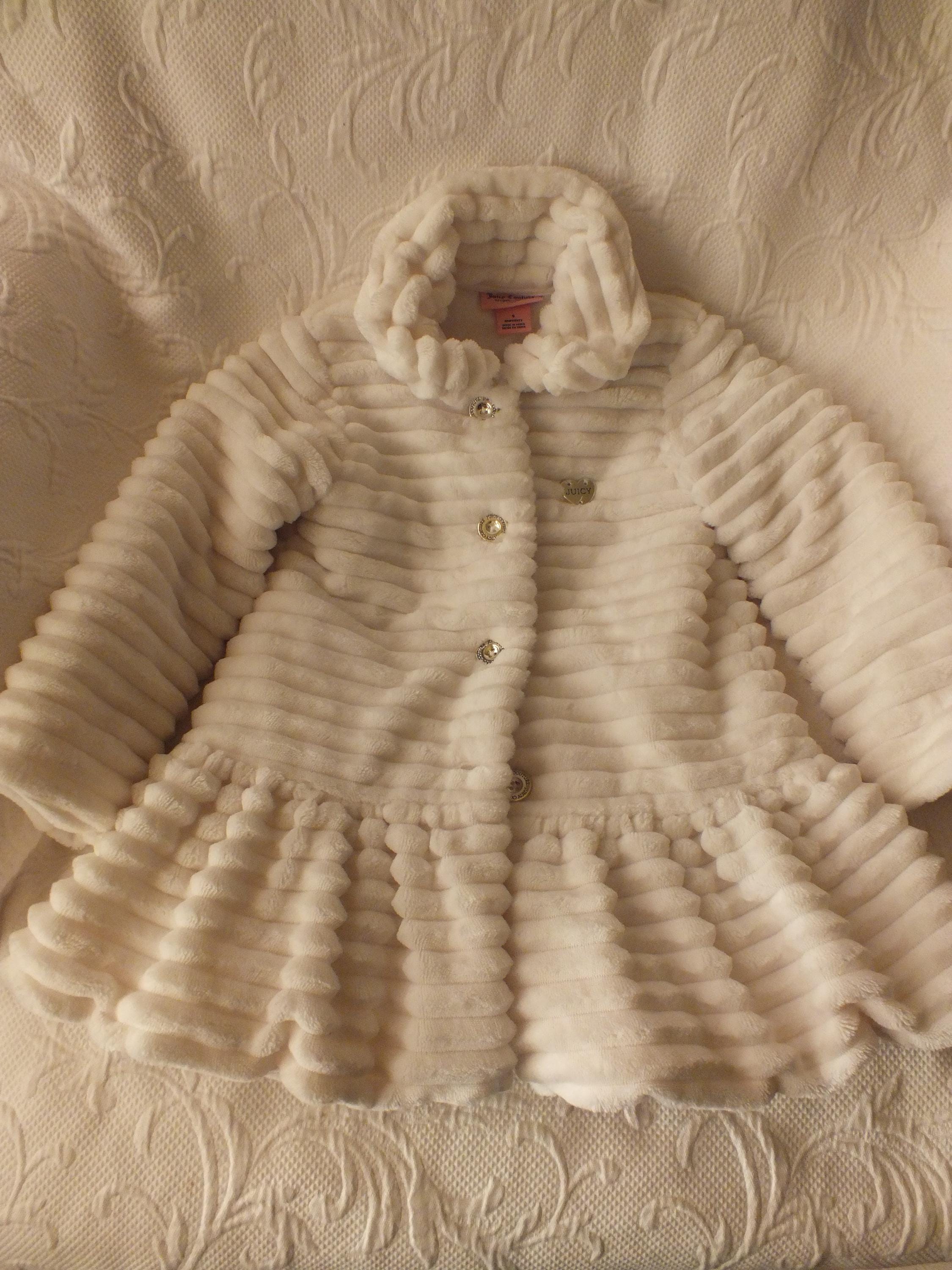 Juicy Couture の女の子用ホワイトフェイクファーコート サイズ 5 
