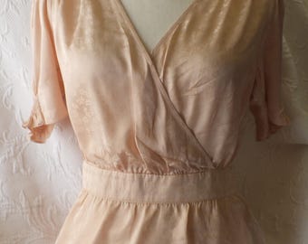 Hermosa blusa de satén rosa claro cruzada, top de diseñador, talla 2