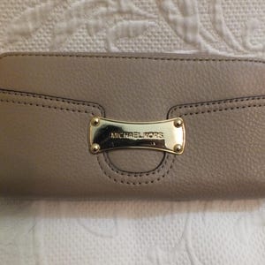 Cartera clásica de piel Michael Kors en color beige y dorado Cartera de diseño para mujer