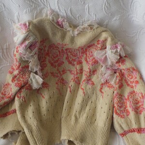 Kofta Romantisk Tröja med Volanger och Rosor Hjärtan i Beige, Rosa och Orange från Free People Storlek S/P Feminin Kofta bild 10