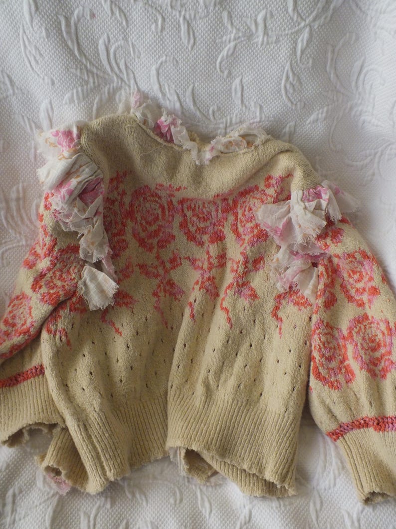 Kofta Romantisk Tröja med Volanger och Rosor Hjärtan i Beige, Rosa och Orange från Free People Storlek S/P Feminin Kofta bild 10