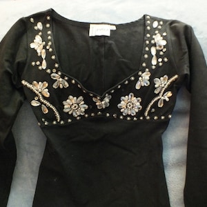 Blusa vintage de los años 80/Top ajustado negro en SZ S con cristal, perla y lentejuelas