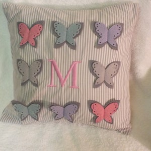 ポッタリーバーンキッズのパステルカラーの女児用バタフライピロー モノグラム M