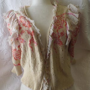Kofta Romantisk Tröja med Volanger och Rosor Hjärtan i Beige, Rosa och Orange från Free People Storlek S/P Feminin Kofta bild 5