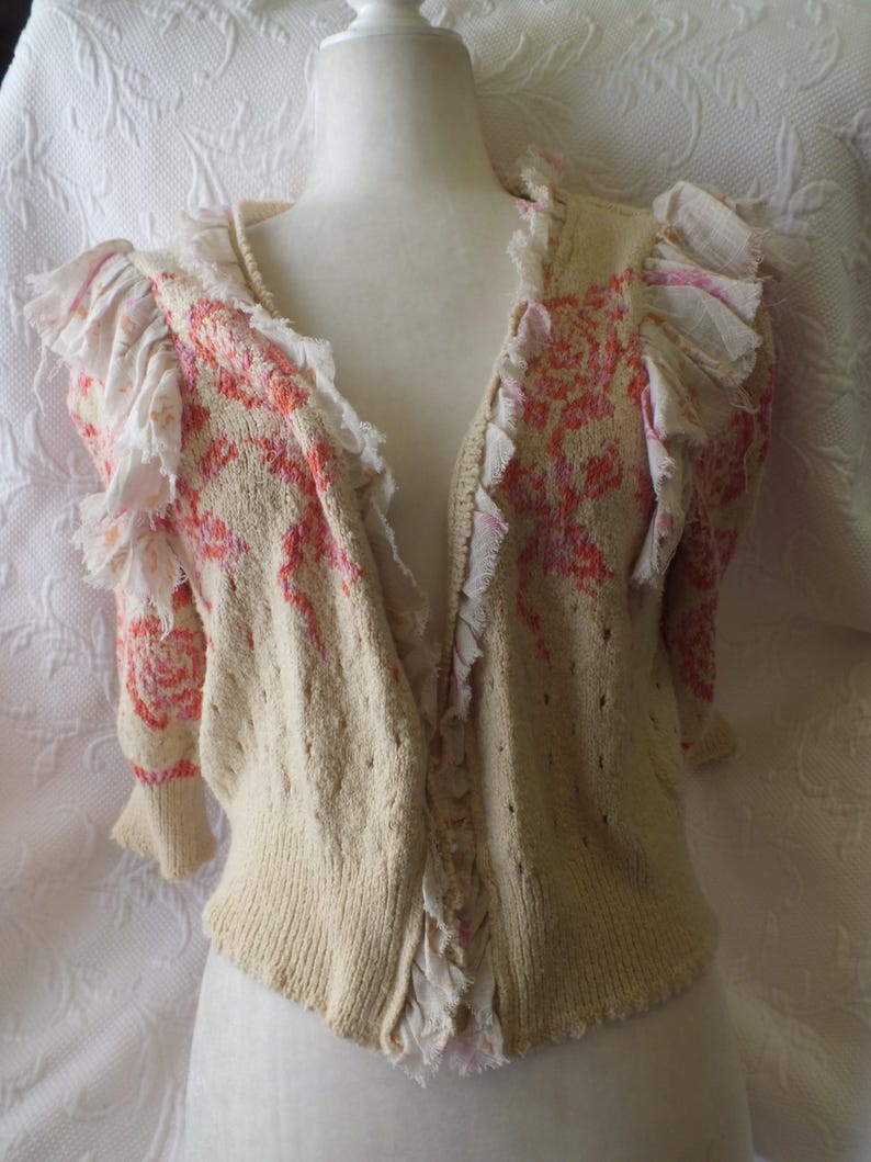 Kofta Romantisk Tröja med Volanger och Rosor Hjärtan i Beige, Rosa och Orange från Free People Storlek S/P Feminin Kofta bild 5