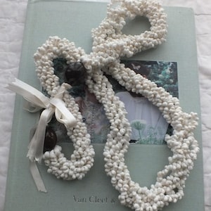 Vintage white shell and Hawaiian kukui nut beaded torsade lei necklace