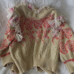 Kofta Romantisk Tröja med Volanger och Rosor Hjärtan i Beige, Rosa och Orange från Free People Storlek S/P Feminin Kofta bild 9