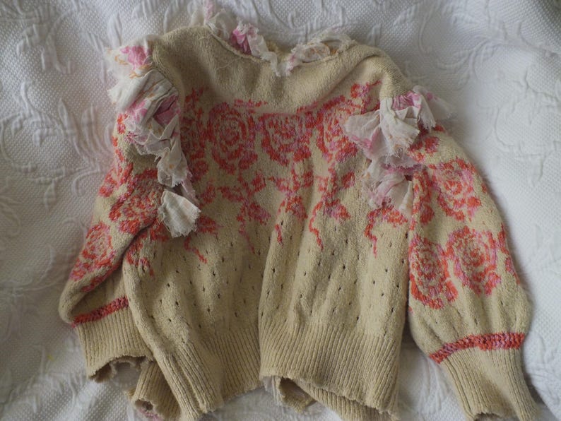 Kofta Romantisk Tröja med Volanger och Rosor Hjärtan i Beige, Rosa och Orange från Free People Storlek S/P Feminin Kofta bild 9