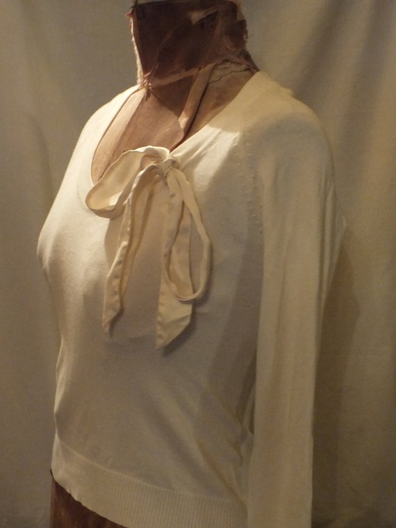 Vintage White Sweater with Bow - image 5