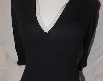 Vintage 90-talsblus med djup V-ringning från Guess Jeans i svart och vit bomull, storlek Small