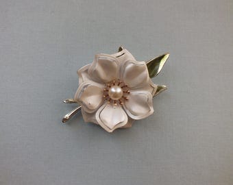 Vintage 1950er Emaille Blumen Brosche/Pin in Weiß und Grün