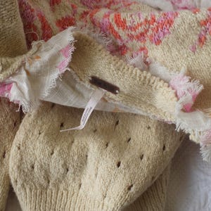 Kofta Romantisk Tröja med Volanger och Rosor Hjärtan i Beige, Rosa och Orange från Free People Storlek S/P Feminin Kofta bild 8
