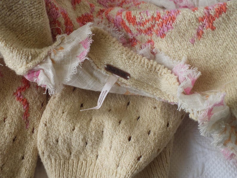 Kofta Romantisk Tröja med Volanger och Rosor Hjärtan i Beige, Rosa och Orange från Free People Storlek S/P Feminin Kofta bild 8