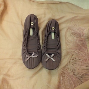 Pantofole in raso vintage Victoria&#39;s Secret in un colore plumb viola chiaro taglia piccola