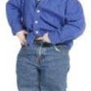 Könnte beinhalten: Ein kleiner Junge trägt ein blaues Hemd mit Knöpfen und eine blaue Jeans. Er steht mit den Händen in den Taschen.