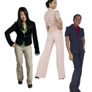 Puede incluir: Tres mujeres vestidas con diferentes atuendos de negocios. La mujer de la izquierda lleva una chaqueta negra, una camisa blanca y pantalones caqui. La mujer del centro lleva una chaqueta de cuadros, una camisa blanca y pantalones rosas. La mujer de la derecha lleva una chaqueta azul marino, una camisa roja y pantalones azul marino.