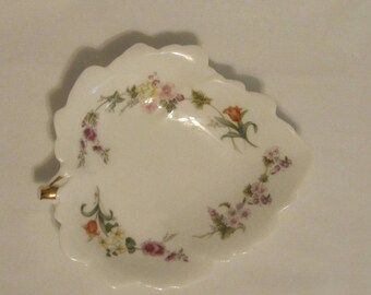 Perfect for Afternoon Tea or on a Lady/'s Dresser or Vanity. Wonderful Porcelain Wedgwood Leaf-Shaped PinRing Dish in Mirabelle