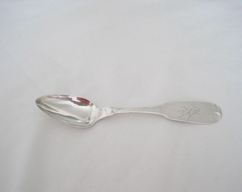 Cuchara de plata con moneda estadounidense grabada "FI" con diseño de violín. ¡Más de cien años! ¡El regalo perfecto para un bebé!