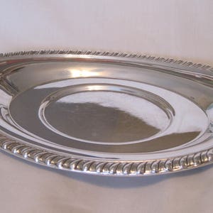 Bandeja ovalada pequeña plateada versátil de 5th Avenue Silver Co.