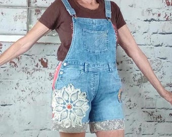 Peto corto de mezclilla con apliques, pantalones de mujer reciclados con laterales acolchados, estilo bohemio.