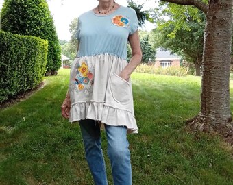 Vestido/túnica boho reciclado con detalle de flores aplicadas a mano, bajo con volantes, tallas M-XL para mujer.