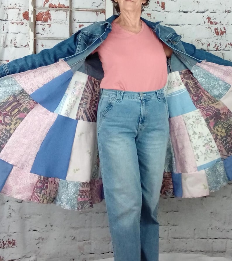 Inside shown of the long duster. Three tiers in blue and pink.