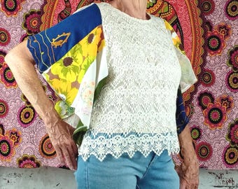 Top de encaje de ganchillo reciclado / Mangas acampanadas con patchwork, textiles vintage (tallas S/M)