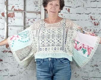 Camisa de patchwork de encaje de algodón reciclado, top estilo boho cottagecore, blusa única de inspiración vintage mediterránea.