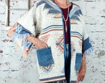 Abrigo de manta reciclada del suroeste, chaqueta abierta con bolsillos de mezclilla, ropa bohemia para festivales.