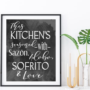 This Kitchen Is Seasoned With Sazon Adobo Sofrito & Love La Cocina The Kitchen Letrero Para Colgar En La Pared 11 8 X 11 8in