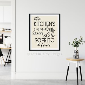 Insegna In Legno Per Cucina "This Kitchen Is Seasoned With Sazon Adobo Sofrito & Love" – Decorazione Portoricana Personalizzata - 2