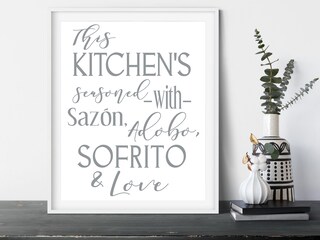 Insegna Decorativa In Legno Per Cucina Con Scritta "This Kitchen Is Seasoned With Sazon Adobo Sofrito & Love", Personalizzabile