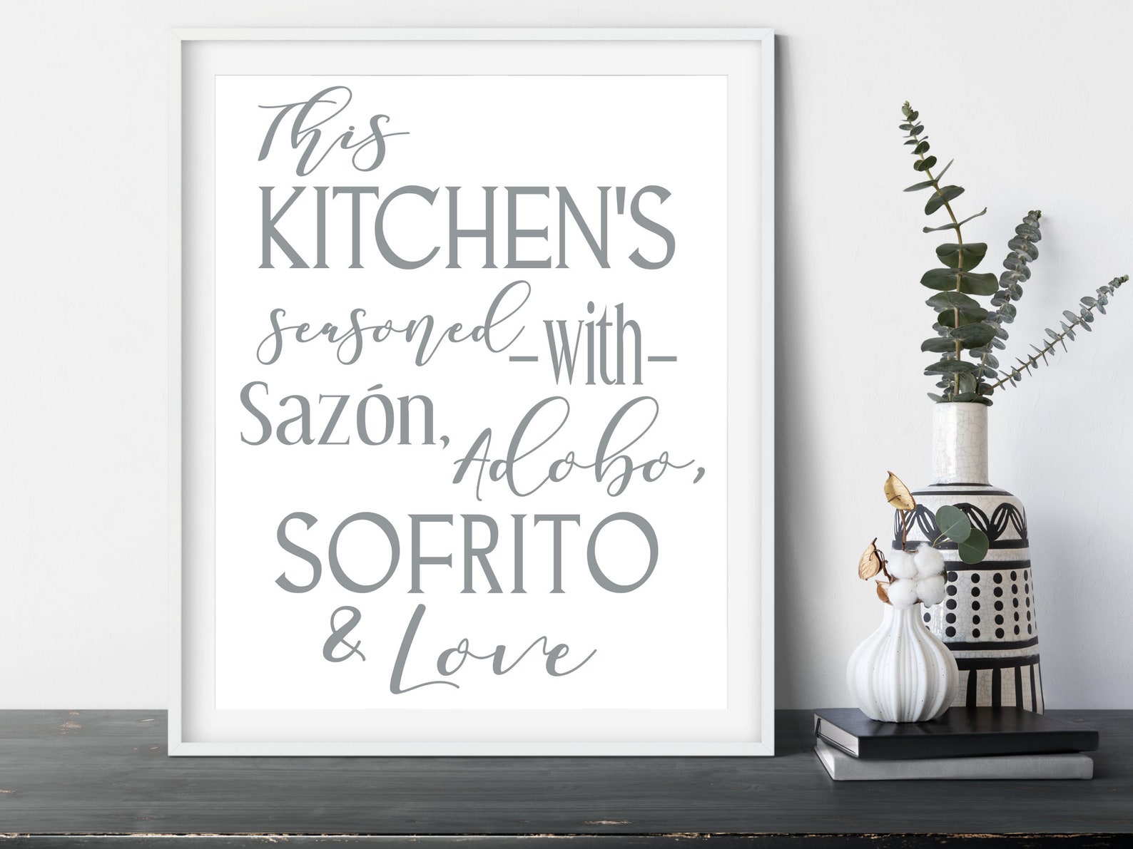 Insegna Decorativa In Legno Per Cucina Con Scritta "This Kitchen Is Seasoned With Sazon Adobo Sofrito & Love", Personalizzabile