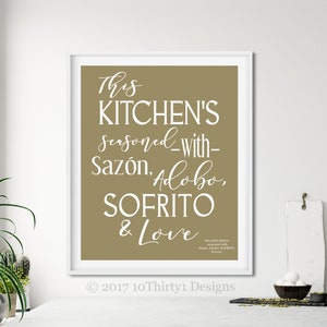 Deze keuken is gekruid met Sazon, Adobo, Sofrito & Love®-poster | Puerto Ricaanse keukenkunst | 100 kleuren | Niet ingelijste matpapierprint
