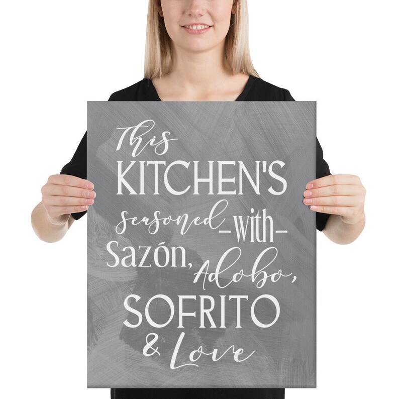 Insegna In Legno Personalizzata Per Cucina - Scritta ''This Kitchen Is Seasoned With Sazon Adobo Sofrito & Love'' - Decorazione Murale Portoricana Spagnola - 6