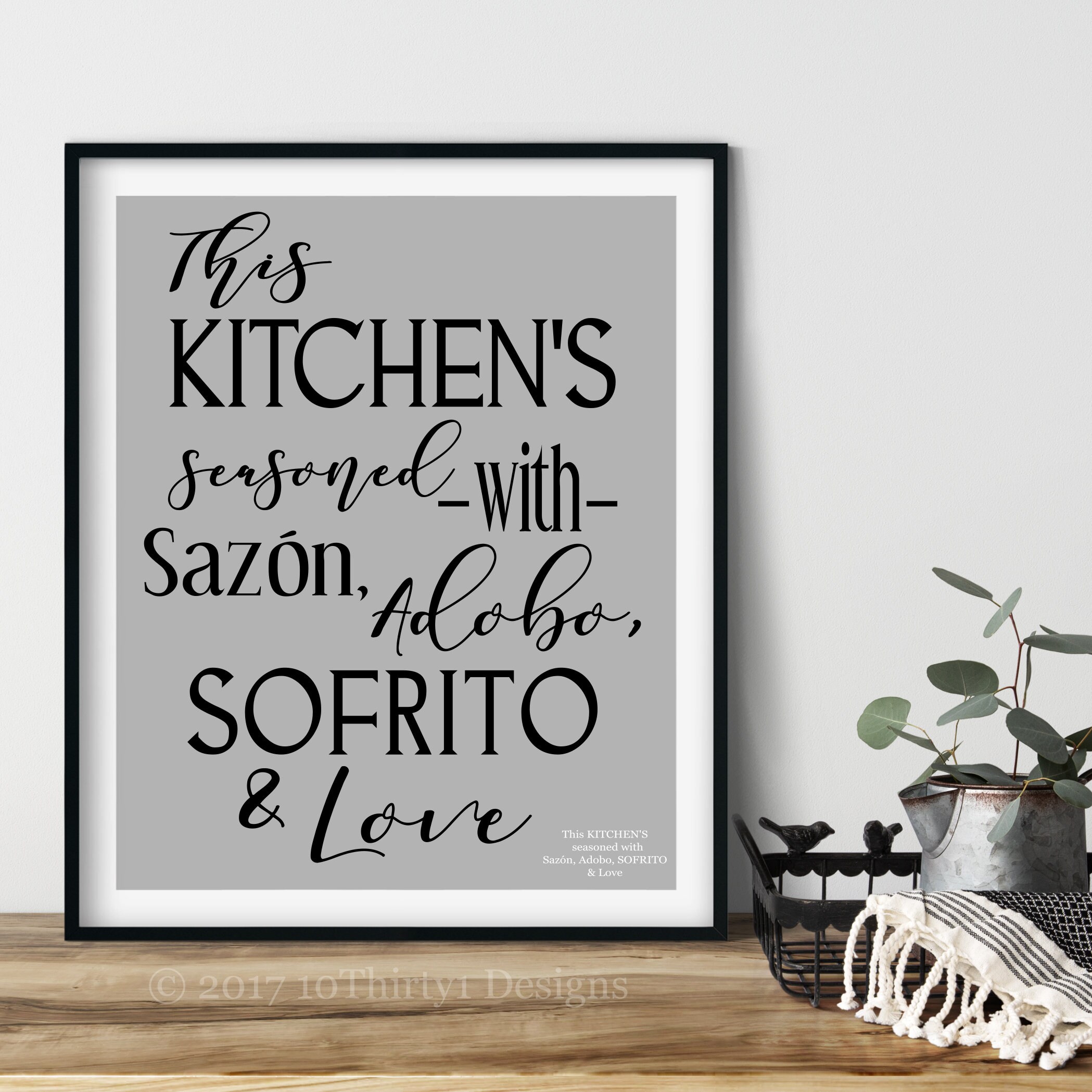 Insegna Decorativa In Legno Per Cucina Con Scritta "This Kitchen Is Seasoned With Sazon Adobo Sofrito & Love", Personalizzabile