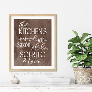 Insegna In Legno Per Cucina "This Kitchen Is Seasoned With Sazon Adobo Sofrito & Love" – Decorazione Portoricana Personalizzata - 5