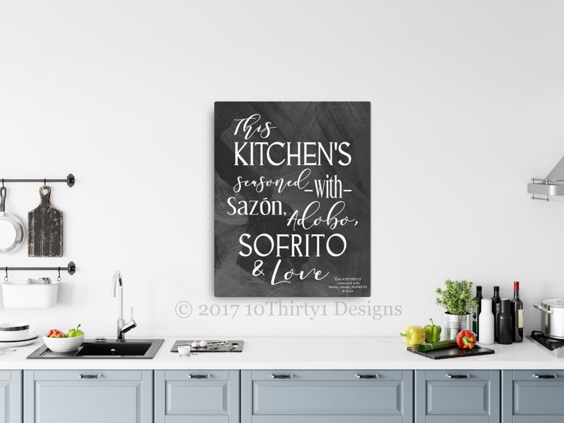 Insegna In Legno Per Cucina "This Kitchen Is Seasoned With Sazon Adobo Sofrito & Love" – Decorazione Portoricana Personalizzata - 3