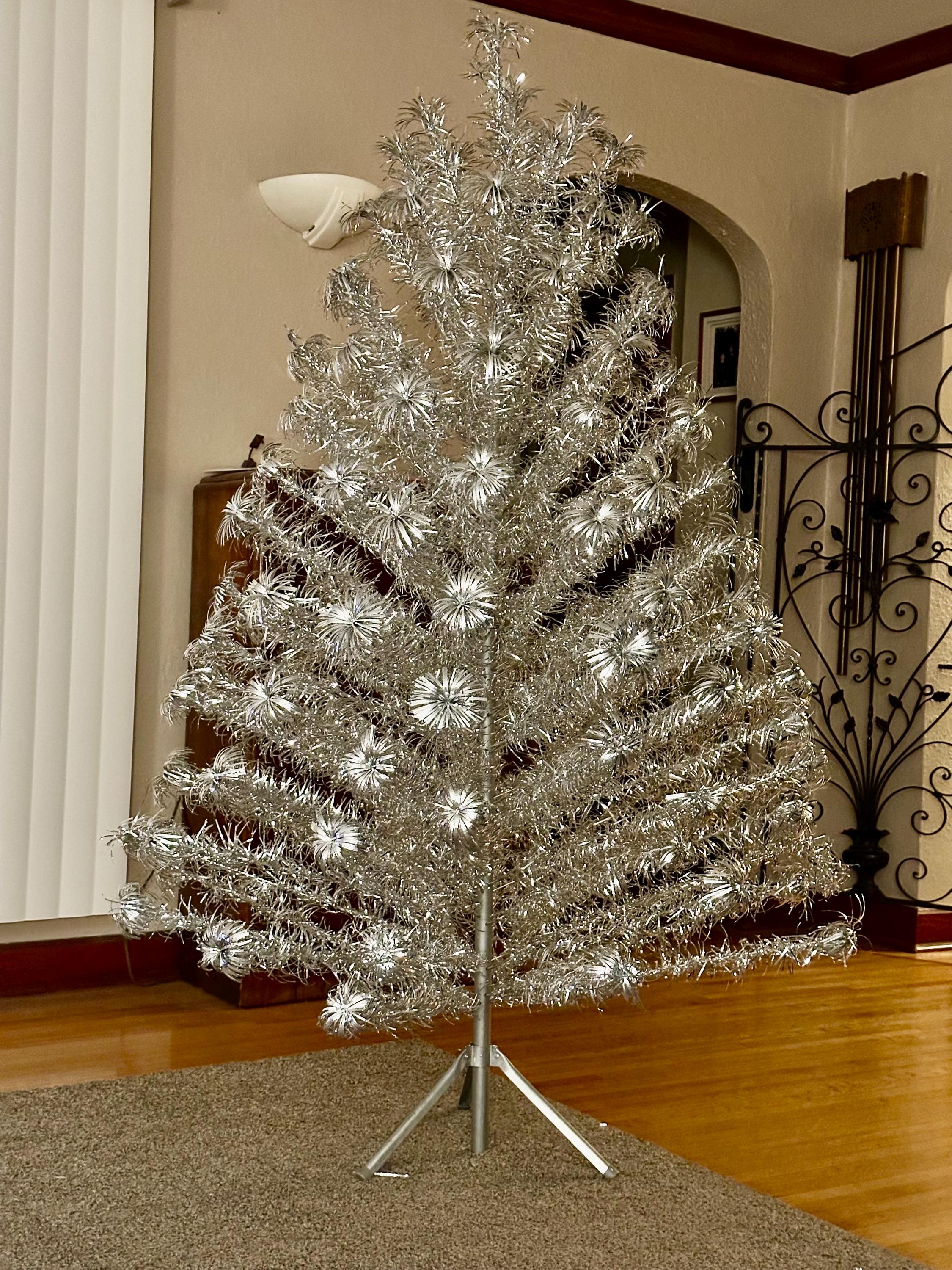 GORGEOUS! 6' Tomar Arctic Star ALUMINUM Christmas Tree Featuring