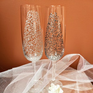 Personalized  Hand Painted Wedding glasses for Bride and Groom, Champagne Glasses, Toasting wedding flutes, Bridesmaid Glasses
