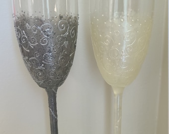 Elegant unique Hand Painted Wedding glasses for Bride&Groom,Champagne Glasses,Toasting Glasses,Bridesmaid Glasses ,Personalized Glasses