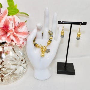 PEARLS, GRAY SHELL Bracelet and Earrings