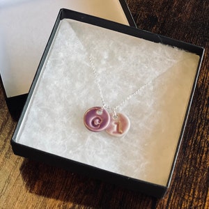 Handgemachter Ton Keramik Schmuck / Ton Halskette / Ton Charm mit Initial